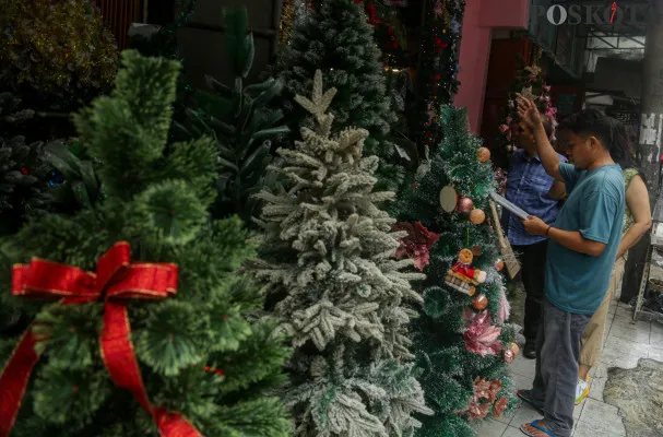 Aktivitas pembeli saat memilih pernak pernik Hari Raya Natal di Pasar Asemka, Taman Sari, Jakarta Barat, Rabu, 4 Desember 2024. (Poskota/ Ahmad Tri Hawaari).