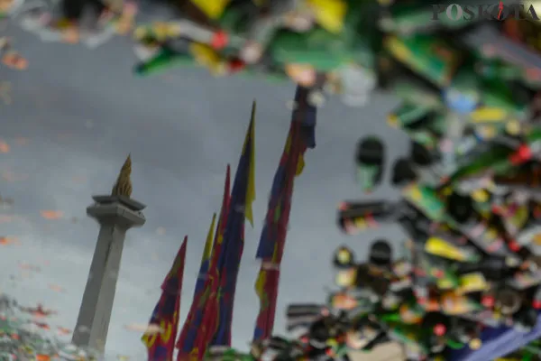 Sekretaris Daerah Provinsi DKI Jakarta bersama TNI, Polri dan Satpol PP melakukan pemusnahan hasil operasi minuman beralkohol di Simpan Monas Tenggara, Medan Merdeka Utara, Jakarta Pusat, Rabu, 4 Desember 2024. (Poskota/ Ahmad Tri Hawaari)