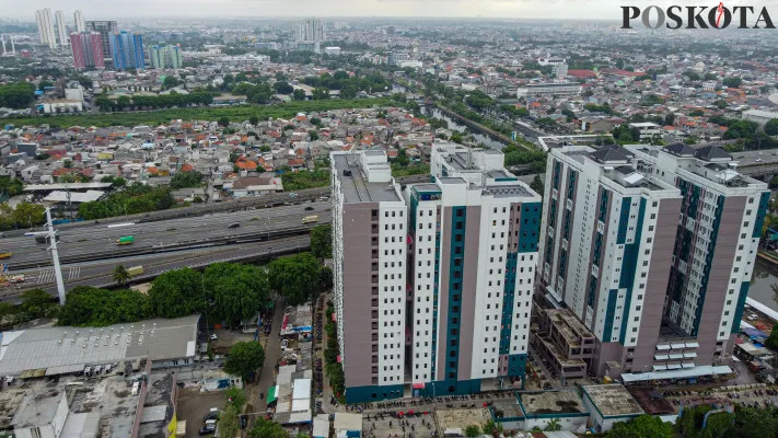 Foto udara di Rusun Lokbin Rawa Buaya yang diperuntukkan bagi warga penghuni kolong tol, di Cengkareng, Jakarta Barat, Rabu, 4 Desember 2024. (Poskota/ Ahmad Tri Hawaari).