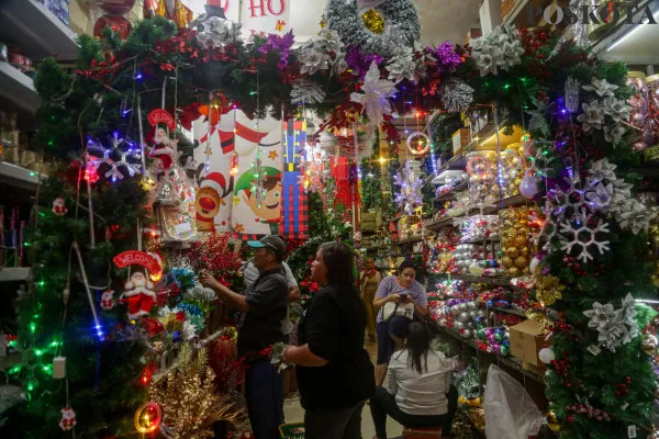 Aktivitas pembeli saat memilih pernak pernik Hari Raya Natal di Pasar Asemka, Taman Sari, Jakarta Barat, Rabu, 4 Desember 2024. (Poskota/ Ahmad Tri Hawaari).