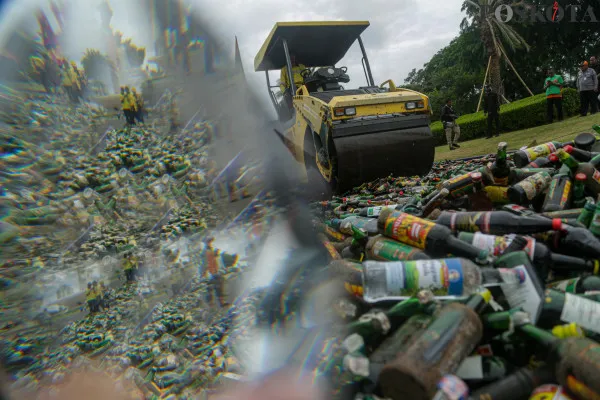 Sekretaris Daerah Provinsi DKI Jakarta bersama TNI, Polri dan Satpol PP melakukan pemusnahan hasil operasi minuman beralkohol di Simpan Monas Tenggara, Medan Merdeka Utara, Jakarta Pusat, Rabu, 4 Desember 2024. (Poskota/ Ahmad Tri Hawaari)
