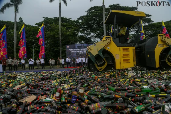 Sekretaris Daerah Provinsi DKI Jakarta bersama TNI, Polri dan Satpol PP melakukan pemusnahan hasil operasi minuman beralkohol di Simpan Monas Tenggara, Medan Merdeka Utara, Jakarta Pusat, Rabu, 4 Desember 2024. (Poskota/ Ahmad Tri Hawaari)