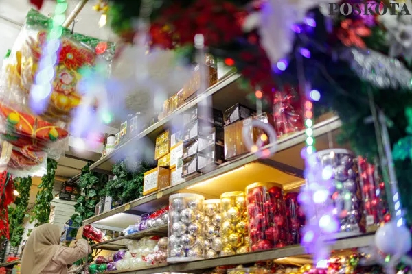 Aktivitas pembeli saat memilih pernak pernik Hari Raya Natal di Pasar Asemka, Taman Sari, Jakarta Barat, Rabu, 4 Desember 2024. (Poskota/ Ahmad Tri Hawaari).