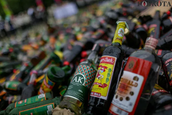 Pemprov DKI Jakarta Musnahkan 9.712 Botol Miras di Simpang Monas