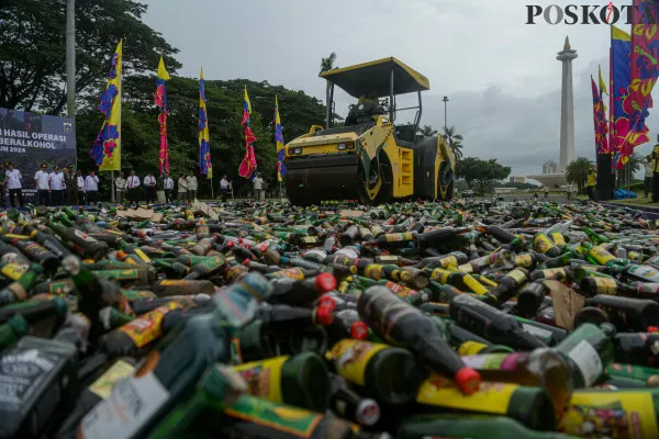 Sekretaris Daerah Provinsi DKI Jakarta bersama TNI, Polri dan Satpol PP melakukan pemusnahan hasil operasi minuman beralkohol di Simpan Monas Tenggara, Medan Merdeka Utara, Jakarta Pusat, Rabu, 4 Desember 2024. (Poskota/ Ahmad Tri Hawaari)