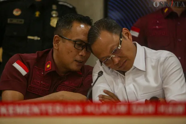Kantor Imigrasi Kelas I Khusus TPI Batam mengamankan buronan negara China bernama Yan Zhenxing yang masuk daftar Red Notice NCB Beijing akibat aksinya yang memanipulasi data dan menghasilkan keuntungan sebesar 130 juta yuan atau setara Rp200 Miliar dan selanjutnya akan diserahkan ke Interpol Beijing. (Poskota/ AHmad Tri Hawaari).