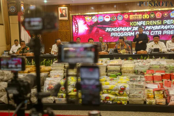 Desk Pemberantasan Narkoba mengungkapkan berhasil menangkap ribuan tersangka dalam sebulan berhasil memproses 3.608 perkara dengan mengamankan kurang lebih 3.965 tersangka serta barang bukti senilai Rp2,88 Triliun, saat gelar perkara di mabes Polri, Kamis, 5 Desember 2024. (Poskota/ Ahmad tri Hawaari).