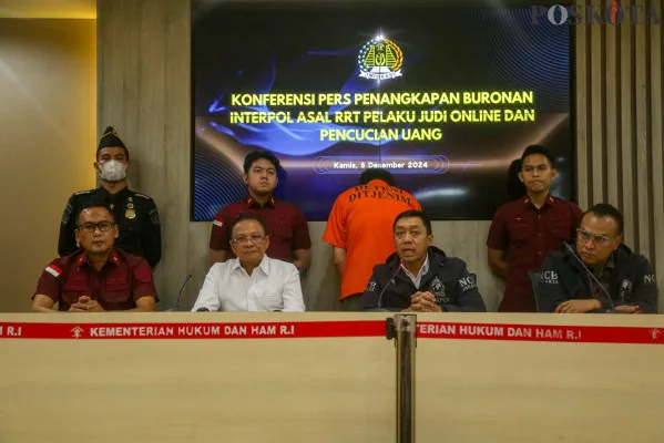 Kantor Imigrasi Kelas I Khusus TPI Batam mengamankan buronan negara China bernama Yan Zhenxing yang masuk daftar Red Notice NCB Beijing akibat aksinya yang memanipulasi data dan menghasilkan keuntungan sebesar 130 juta yuan atau setara Rp200 Miliar dan selanjutnya akan diserahkan ke Interpol Beijing. (Poskota/ AHmad Tri Hawaari).