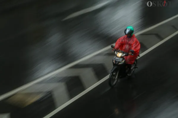 Sejumlah kendaraan melintas perlahan saat menerjang hujan di kawasan Kuningan, Jakarta Selatan, Kamis, 5 Desember 2024. (Poskota/ Ahmad Tri Hawaari)