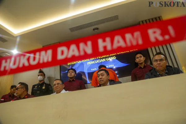 Kantor Imigrasi Kelas I Khusus TPI Batam mengamankan buronan negara China bernama Yan Zhenxing yang masuk daftar Red Notice NCB Beijing akibat aksinya yang memanipulasi data dan menghasilkan keuntungan sebesar 130 juta yuan atau setara Rp200 Miliar dan selanjutnya akan diserahkan ke Interpol Beijing. (Poskota/ AHmad Tri Hawaari).