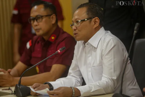 Kantor Imigrasi Kelas I Khusus TPI Batam mengamankan buronan negara China bernama Yan Zhenxing yang masuk daftar Red Notice NCB Beijing akibat aksinya yang memanipulasi data dan menghasilkan keuntungan sebesar 130 juta yuan atau setara Rp200 Miliar dan selanjutnya akan diserahkan ke Interpol Beijing. (Poskota/ AHmad Tri Hawaari).