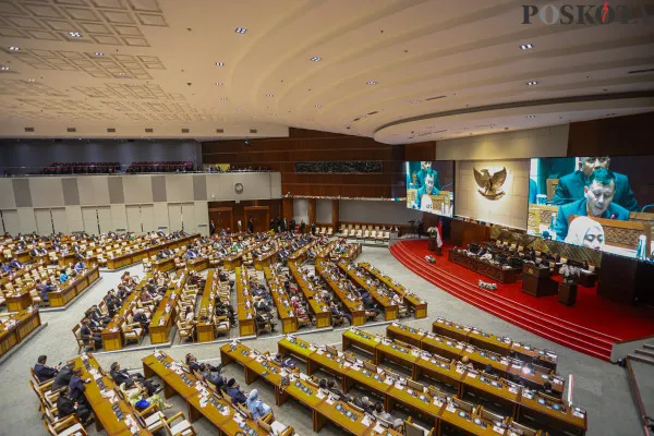 Rapat Paripurna ke-9 tersebut mengagendakan laporan Komisi III DPR atas hasil uji kelayakan (Fit and Proper test) terhadap calon pimpinan KPK dan Dewan Pengawas (Dewas) KPK masa jabatan 2024-2029 serta pengambilan keputusan dan pidato Ketua DPR pada penutupan masa persidangan I tahun sidang 2024-2025. (Poskota/ Ahmad Tri Hawaari)
