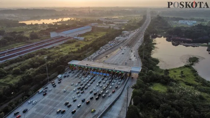 Kondisi kendaraan mudik Lebaran di gerbang tol .
(Sumber: Poskota/Ahmad Tri Hawaari)