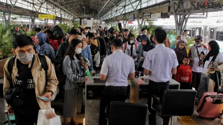 Aktivitas calon penumpang saat menunggu di peron dan tiket memadati Stasiun Pasar Senen, Pasar Senen, Jakarta Pusat, beberapa waktu lalu. PT KAI mencatat telah menyelamatkan barang tertinggal milik penumpang kereta api senilai Rp11.418.824.365.(FT-03)