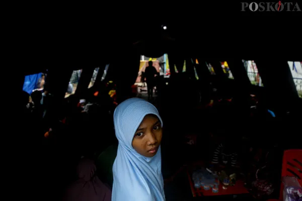 Aktivitas warga saat berada di Posko pengungsian kebakaran yang terjadi di pemukiman padat penduduk RT 10 RW 01 Kebon Manggis, Matraman, Jakarta Timur, Jumat, 6 Desember 2024. (Poskota/ Ahmad Tri Hawaari)