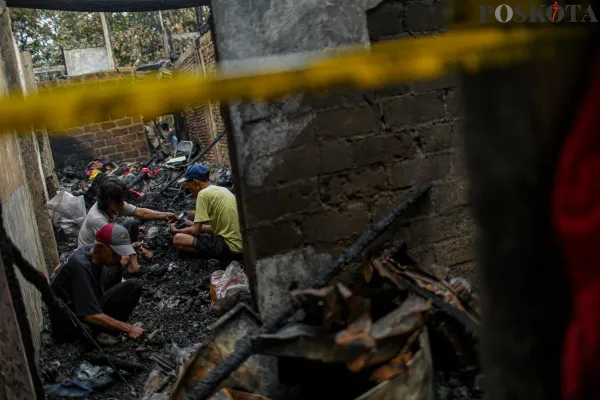 Aktivitas warga RT 10 RW 01 saat mengais harta benda sisa kebakaran di pemukiman padat penduduk Kebon Manggis, Matraman, Jakarta Timur, Jumat, 6 Desember 2024. (Poskota/ Ahmad Tri Hawaari)