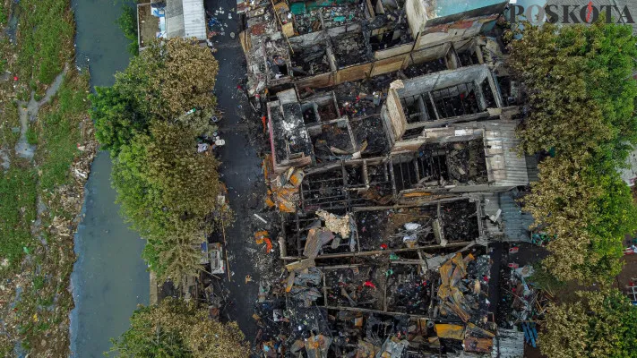 Foto udara pasca musibah kebakaran yang melanda sejumlah rumah warga di pemukiman padat penduduk RT 10 RW 01 Kebon Manggis, Matraman, Jakarta Timur, Jumat, 6 Desember 2024. (Poskota/ Ahmad Tri Hawaari)