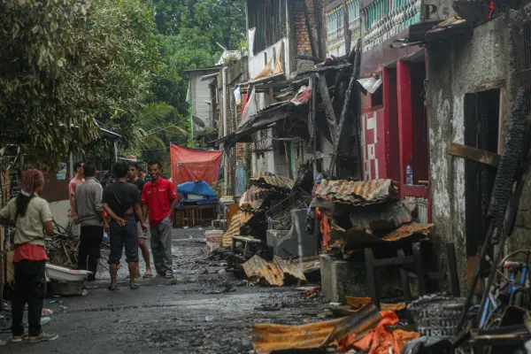Aktivitas warga RT 10 RW 01 saat mengais harta benda sisa kebakaran di pemukiman padat penduduk Kebon Manggis, Matraman, Jakarta Timur, Jumat, 6 Desember 2024. (Poskota/ Ahmad Tri Hawaari)