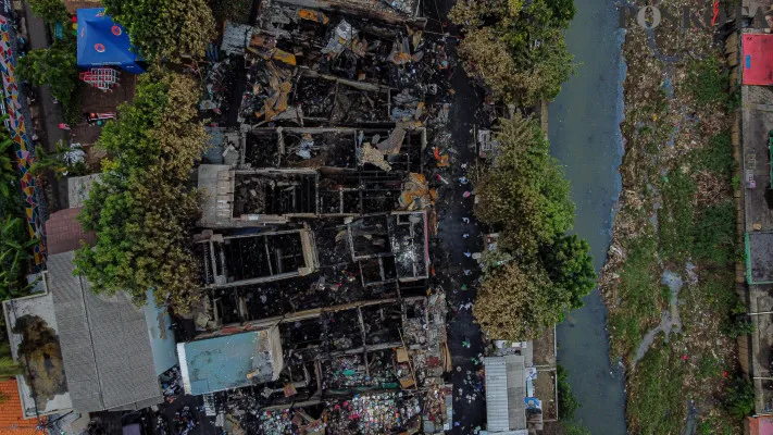 Foto udara pasca musibah kebakaran yang melanda sejumlah rumah warga di pemukiman padat penduduk RT 10 RW 01 Kebon Manggis, Matraman, Jakarta Timur, Jumat, 6 Desember 2024. (Poskota/ Ahmad Tri Hawaari)