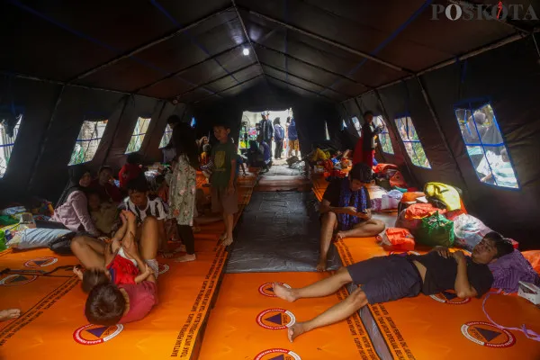 Aktivitas warga saat berada di Posko pengungsian kebakaran yang terjadi di pemukiman padat penduduk RT 10 RW 01 Kebon Manggis, Matraman, Jakarta Timur, Jumat, 6 Desember 2024. (Poskota/ Ahmad Tri Hawaari)