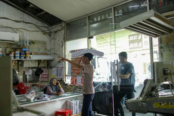 Aktivitas pekerja saat menyelesaikan produksi pembuatan kalender cetak di kawasan Bungur, Senen, Jakarta Pusat, Jumat, 6 Desember 2024. (Poskota/ Ahmad Tri Hawaari)