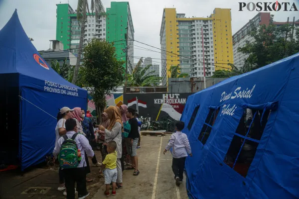 Suasana Warga di Posko Pengungsian Kebakaran Kebon Manggis, Jakarta Timur