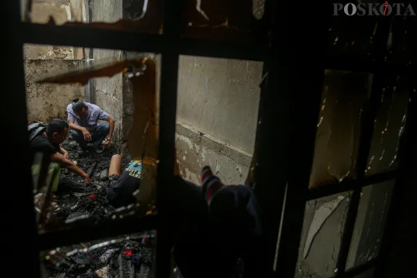 Aktivitas warga RT 10 RW 01 saat mengais harta benda sisa kebakaran di pemukiman padat penduduk Kebon Manggis, Matraman, Jakarta Timur, Jumat, 6 Desember 2024. (Poskota/ Ahmad Tri Hawaari)