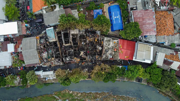 Foto udara pasca musibah kebakaran yang melanda sejumlah rumah warga di pemukiman padat penduduk RT 10 RW 01 Kebon Manggis, Matraman, Jakarta Timur, Jumat, 6 Desember 2024. (Poskota/ Ahmad Tri Hawaari)