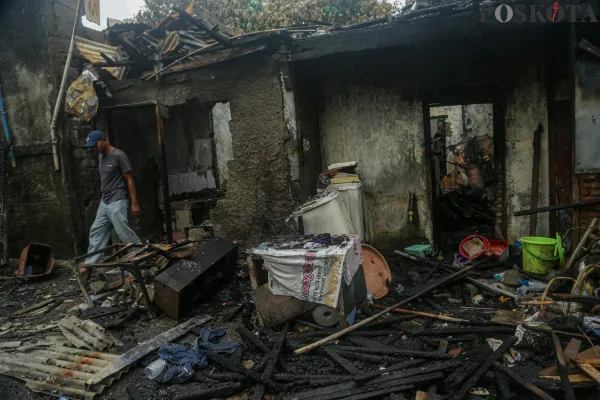 Aktivitas warga RT 10 RW 01 saat mengais harta benda sisa kebakaran di pemukiman padat penduduk Kebon Manggis, Matraman, Jakarta Timur, Jumat, 6 Desember 2024. (Poskota/ Ahmad Tri Hawaari)