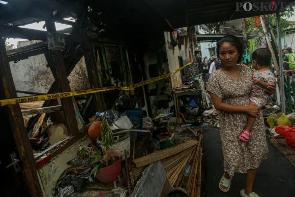 Aktivitas warga RT 10 RW 01 saat mengais harta benda sisa kebakaran di pemukiman padat penduduk Kebon Manggis, Matraman, Jakarta Timur, Jumat, 6 Desember 2024. (Poskota/ Ahmad Tri Hawaari)