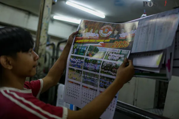 Aktivitas pekerja saat menyelesaikan produksi pembuatan kalender cetak di kawasan Bungur, Senen, Jakarta Pusat, Jumat, 6 Desember 2024. (Poskota/ Ahmad Tri Hawaari)