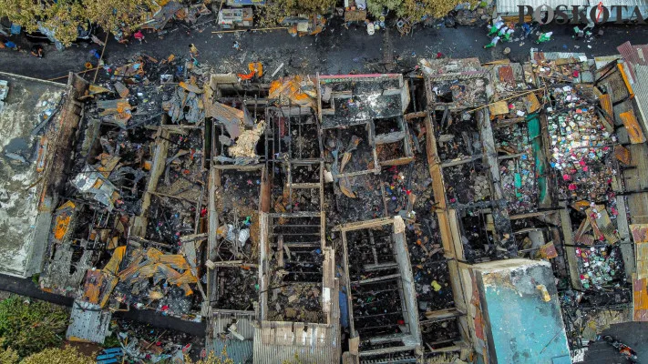 Mengais Harta Sisa Kebakaran di Kebon Manggis, Jakarta Timur