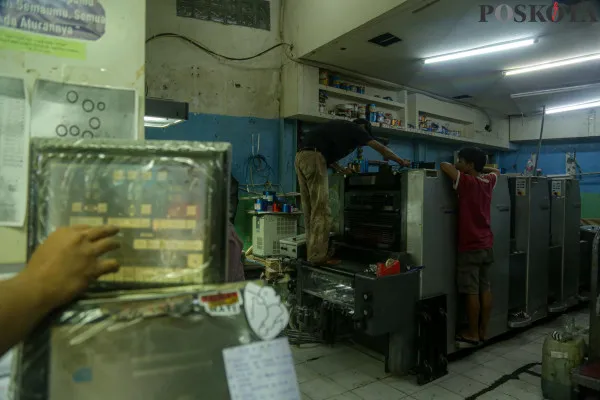 Aktivitas pekerja saat menyelesaikan produksi pembuatan kalender cetak di kawasan Bungur, Senen, Jakarta Pusat, Jumat, 6 Desember 2024. (Poskota/ Ahmad Tri Hawaari)