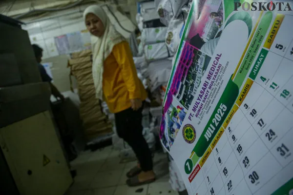 Aktivitas pekerja saat menyelesaikan produksi pembuatan kalender cetak di kawasan Bungur, Senen, Jakarta Pusat, Jumat, 6 Desember 2024. (Poskota/ Ahmad Tri Hawaari)