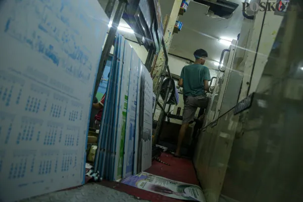 Aktivitas pekerja saat menyelesaikan produksi pembuatan kalender cetak di kawasan Bungur, Senen, Jakarta Pusat, Jumat, 6 Desember 2024. (Poskota/ Ahmad Tri Hawaari)