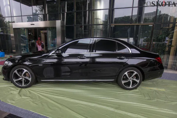 Sejumlah kendaraan mewah hasil sitaan kasus korupsi saat dipajang di Gedung Merah Putih KPK, Kuningan, Jakarta Selatan, Jumat, 6 Desember 2024. (Poskota/ Ahmad Tri Hawaari)