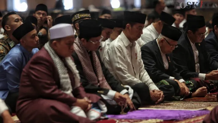 Presiden Joko Widodo dan Wakil Presiden Maruf Amin beserta sejumlah Menteri dan PJ Gubernur DKI Jakarta saat melaksanakan Shalat Idul Fitri di Masjid Istiqlal, Pasar Baru, Jakarta Pusat, Rabu (10/4/2024). Umat Islam Indonesia merayakan Idul Fitri 1 Syawal 1445 H pada Rabu (10/4).Poskota/Ahmad Tri Hawaari