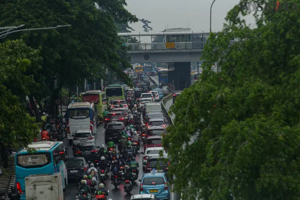 Pasca diguyur hujan, sejumlah kendaraan terjebak macet parah di kawasan Tol Dalam Kota, Pancoran, Jakarta Selatan, Senin, 9 Desember 2024. (Poskota/ Ahmad Tri Hawaari)