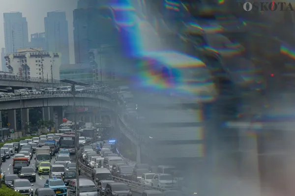 Pasca diguyur hujan, sejumlah kendaraan terjebak macet parah di kawasan Tol Dalam Kota, Pancoran, Jakarta Selatan, Senin, 9 Desember 2024. (Poskota/ Ahmad Tri Hawaari)