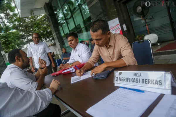 Petugas saat memeriksa berkas pemohon pendaftaran gugatan hasil Pilkada 2024 di Gedung Mahkamah Konstitusi, Medan Merdeka Barat, Jakarta Pusat, Selasa, 9 Desember 2024. (Poskota/ Ahmad Tri Hawaari)