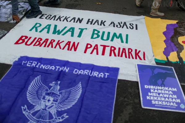 Massa dari berbagai golongan dan instansi saat melakukan aksi Karnaval HAM di depan Gedung Komnas HAM, Latuharhary, Menteng, Jakarta Pusat, Selasa, 10 Desember 2024. (Poskota/Ahmad Tri Hawaari)