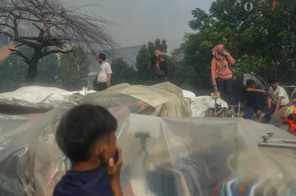 Kebakaran terjadi di kawasan padat hunian di Kebon Kosong, Kemayoran, Jakarta Pusat, Selasa, 10 Desember 2024. (Poskota/ Ahmad Tri Hawaari)