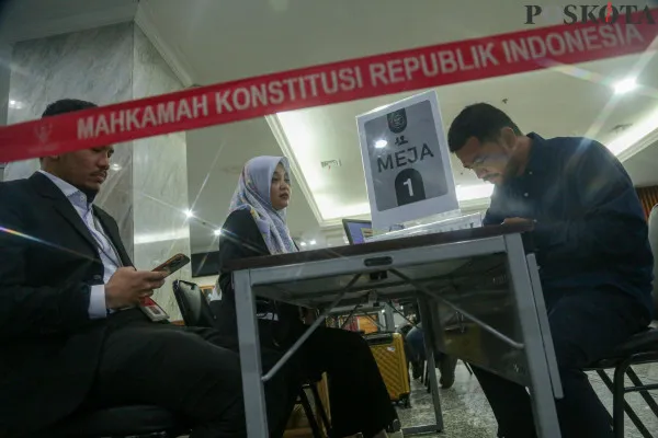 Petugas saat memeriksa berkas pemohon pendaftaran gugatan hasil Pilkada 2024 di Gedung Mahkamah Konstitusi, Medan Merdeka Barat, Jakarta Pusat, Selasa, 9 Desember 2024. (Poskota/ Ahmad Tri Hawaari)