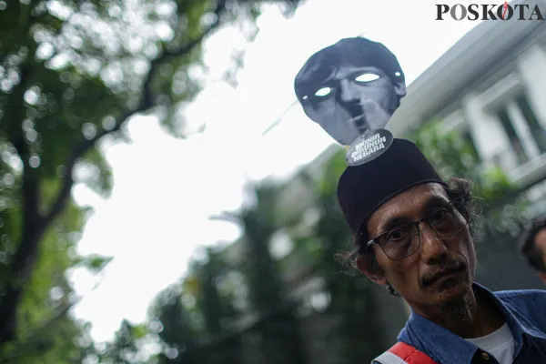 Massa dari berbagai golongan dan instansi saat melakukan aksi Karnaval HAM di depan Gedung Komnas HAM, Latuharhary, Menteng, Jakarta Pusat, Selasa, 10 Desember 2024. (Poskota/Ahmad Tri Hawaari)