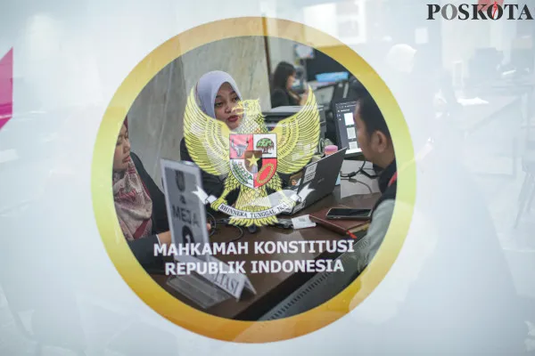 Petugas saat memeriksa berkas pemohon pendaftaran gugatan hasil Pilkada 2024 di Gedung Mahkamah Konstitusi, Medan Merdeka Barat, Jakarta Pusat, Selasa, 9 Desember 2024. (Poskota/ Ahmad Tri Hawaari)