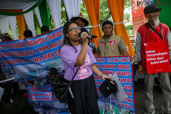Massa dari berbagai golongan dan instansi saat melakukan aksi Karnaval HAM di depan Gedung Komnas HAM, Latuharhary, Menteng, Jakarta Pusat, Selasa, 10 Desember 2024. (Poskota/Ahmad Tri Hawaari)
