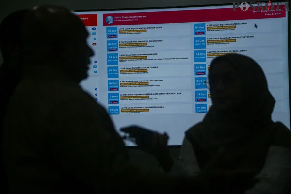 Petugas saat memeriksa berkas pemohon pendaftaran gugatan hasil Pilkada 2024 di Gedung Mahkamah Konstitusi, Medan Merdeka Barat, Jakarta Pusat, Selasa, 9 Desember 2024. (Poskota/ Ahmad Tri Hawaari)