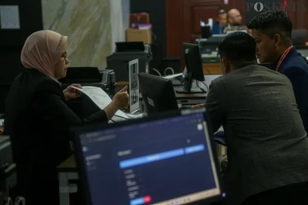 Petugas saat memeriksa berkas pemohon pendaftaran gugatan hasil Pilkada 2024 di Gedung Mahkamah Konstitusi, Medan Merdeka Barat, Jakarta Pusat, Selasa, 9 Desember 2024. (Poskota/ Ahmad Tri Hawaari)