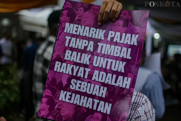 Massa dari berbagai golongan dan instansi saat melakukan aksi Karnaval HAM di depan Gedung Komnas HAM, Latuharhary, Menteng, Jakarta Pusat, Selasa, 10 Desember 2024. (Poskota/Ahmad Tri Hawaari)