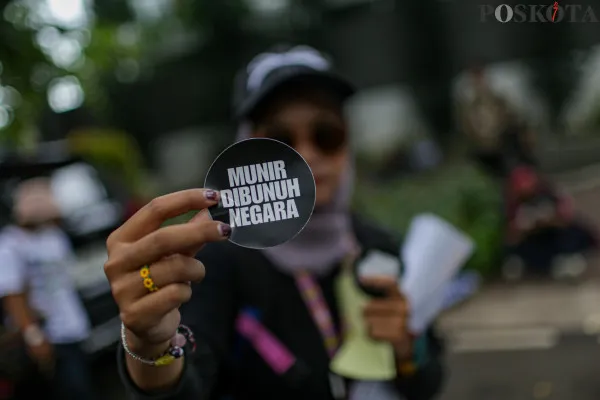 Massa dari berbagai golongan dan instansi saat melakukan aksi Karnaval HAM di depan Gedung Komnas HAM, Latuharhary, Menteng, Jakarta Pusat, Selasa, 10 Desember 2024. (Poskota/Ahmad Tri Hawaari)